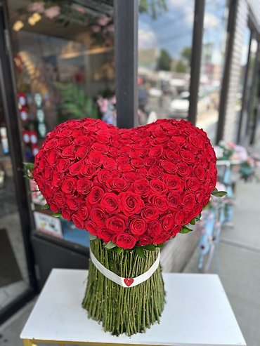 RED ROSES HEART